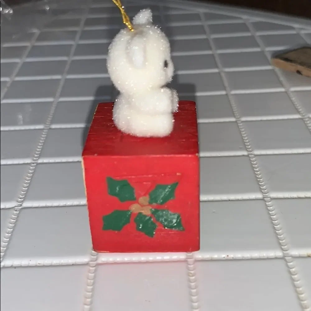Vtg Enesco‎ bear on a Christmas block ornament